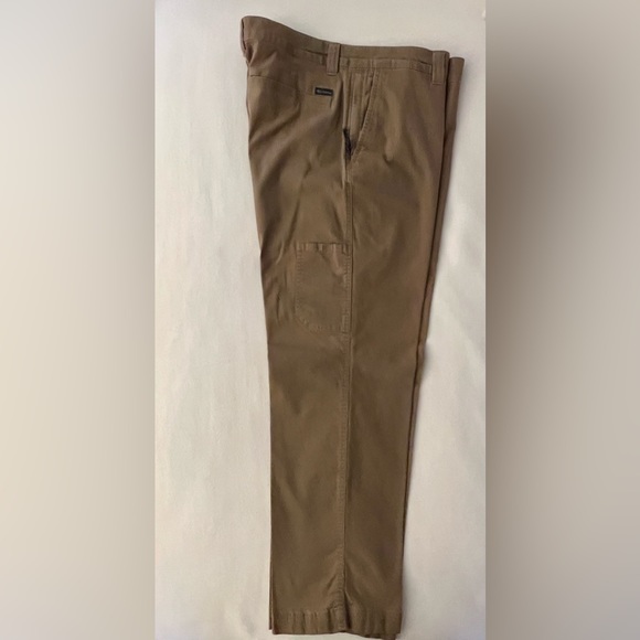 Columbia mens slacks. 38 waist by 30 length. Tan/ beige. 6 pockets - Picture 4 of 9